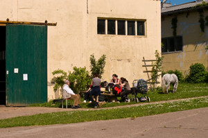 Gemütlich vor der Halle zwischen den Stunden
