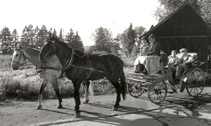 Agathe vor der Kutsche